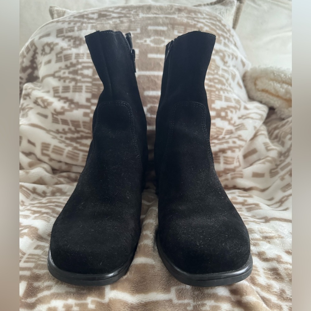 La CANADIENNE Scout women’s Suede boot. Black. Size 9.5